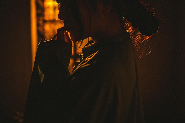 友達付き合いに疲れてしまった女性が悩んでいる様子